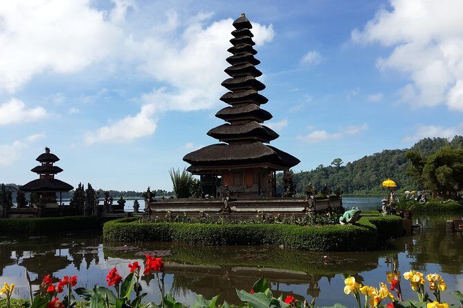 Bali Beautiful Insta with Real Bali Swing - Stop 3: Ulun Danu Beratan Temple and the floating-shrine feeling