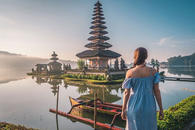 Bali Private Tour: Handara Iconic Gate, Watefall and Temple - Ulun Danu Beratan Temple on Lake Bratan: temple views with real breathing room