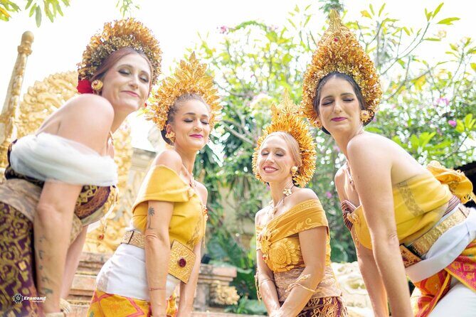 Bali Professional Photoshoot in Traditional Dress Outfit - Photo Delivery: Original Files Plus Retouch on Your Phone