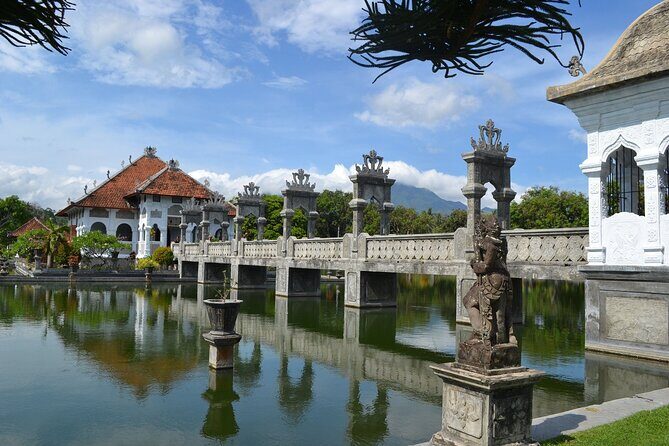 Gate of Heaven Tour With Guide : All-Inclusive Best Experience - Wapa di Ume Sidemen and lunch at Sleeping Gajah Kitchen & Lounge