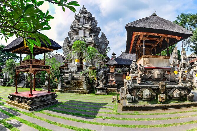 Private Half-Day Tour: Ubud Tour Packages - Stop 2: Ubud Palace (Puri Saren Ubud) and royalty at street level