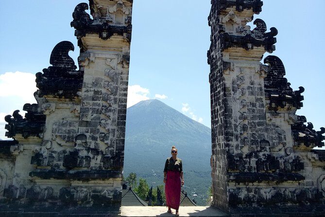 Wonderful Bali In 3 Days Private Tour - Day 1 in Ubud: Puseh Batuan Temple, Tegenungan Waterfall, and the Rice Terrace Views